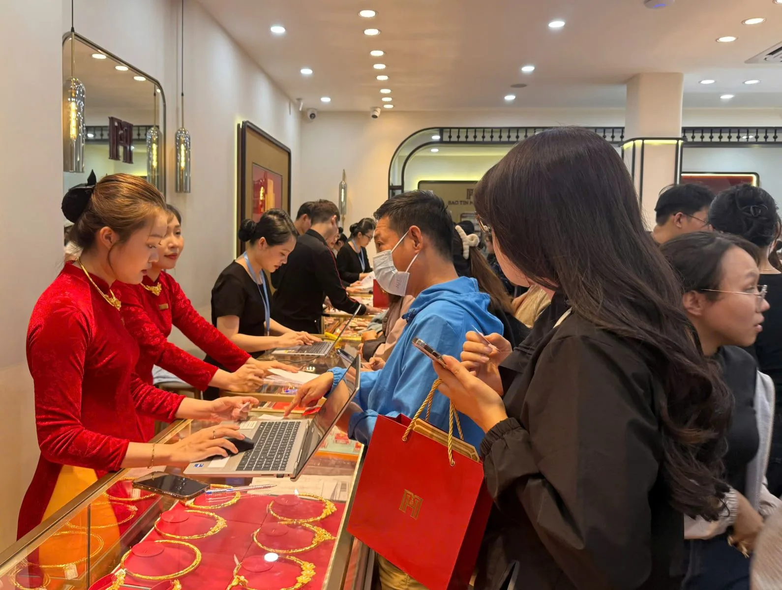 Có nên mua vàng tích trữ thời điểm này không