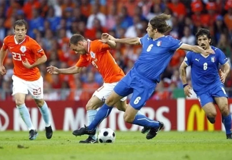 Wesley Sneijder ghi bàn vào lưới Ý và Pháp tại vòng bảng Euro 2008, góp phần tạo nên màn trình diễn bùng nổ của đội tuyển Hà Lan.