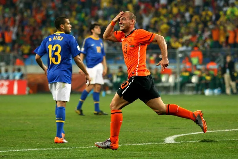 Wesley Sneijder ghi bàn vào lưới Ý ở phút 31, giúp Hà Lan tạo nên chiến thắng 3-0 đầy bất ngờ trước nhà vô địch World Cup 2006.