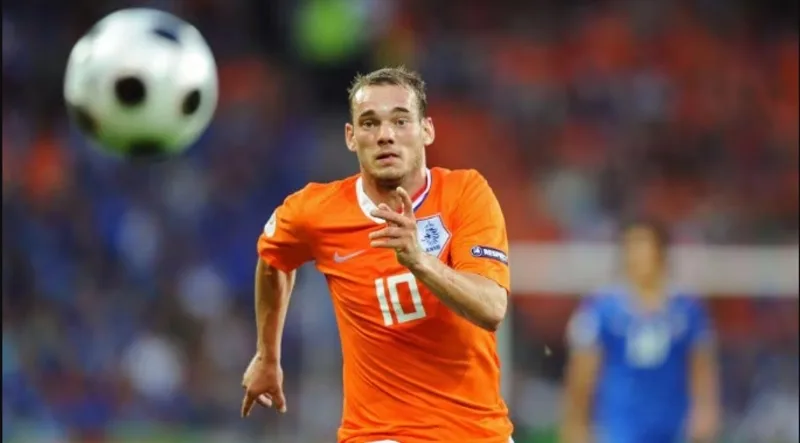 Wesley Sneijder là nhân tố quan trọng trong lối chơi tấn công của Hà Lan, vừa điều phối bóng, vừa tạo cơ hội và trực tiếp ghi bàn ở các trận đấu lớn.