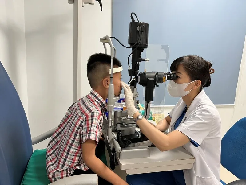 Cần đi khám mắt sớm nếu nhìn mờ đột ngột, đau đỏ mắt, thấy chớp sáng, ruồi bay nhiều hoặc độ cận tăng nhanh.