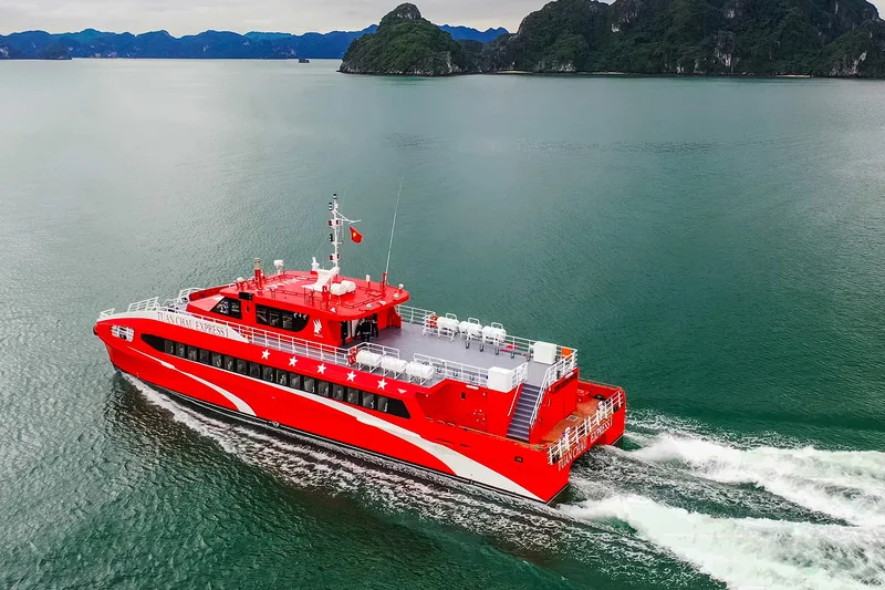 Tàu cao tốc là phương tiện phổ biến để di chuyển từ Vân Đồn ra đảo Cô Tô.