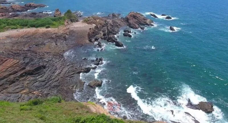 Bãi đá Cầu Mỵ gây ấn tượng với những lớp đá trầm tích xếp tầng độc đáo bên biển xanh.