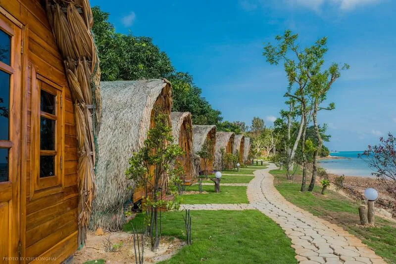 Cô Tô có nhiều lựa chọn lưu trú, từ homestay gần biển đến khách sạn ở trung tâm thị trấn.