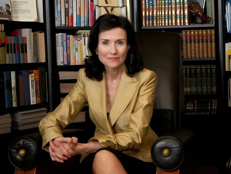 Marilyn vos Savant nổi tiếng với chuyên mục Ask Marilyn và các bài toán tư duy.