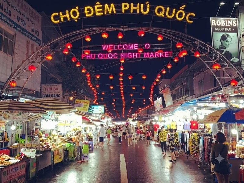 Chợ đêm Phú Quốc hấp dẫn với hải sản và nhiều món ăn địa phương